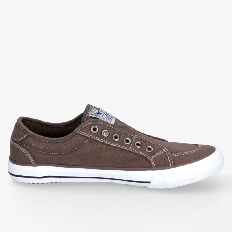 Brauner Segeltuch Sneaker mit weißer Gummisohle, bequem und leicht, klare seitliche Ansicht