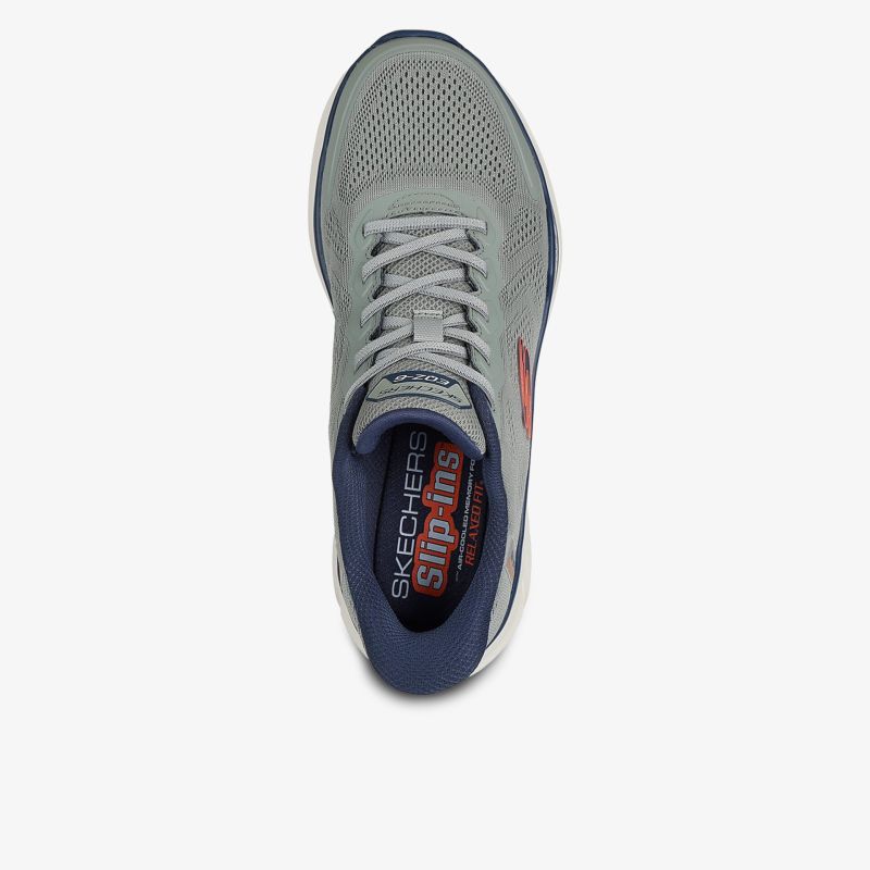 Leichter Sportschuh mit atmungsaktivem Obermaterial, bequemer Passform und dämpfender Sohle von oben fotografiert