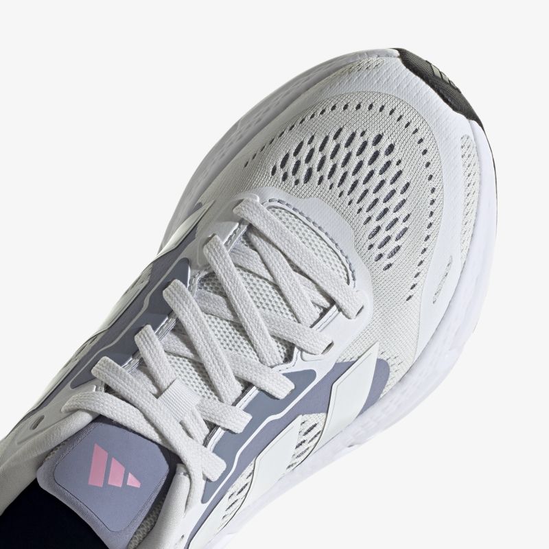 Moderner Sneaker mit atmungsaktivem Design für maximalen Komfort und Stil.
