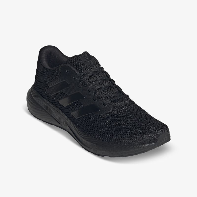 Schwarzer sportlicher Laufschuh in schräger Vorderansicht, atmungsaktiv und leicht für hohen Tragekomfort