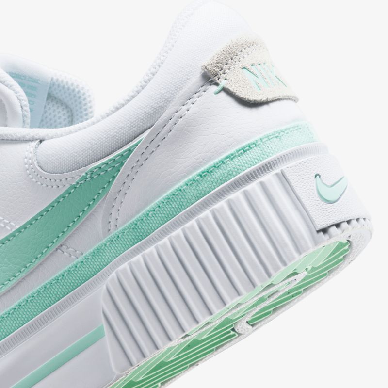 Detailaufnahme eines strapazierfähigen Sneakers mit gepolstertem Kragen und markanter profilierter Sohle in frischen Farben