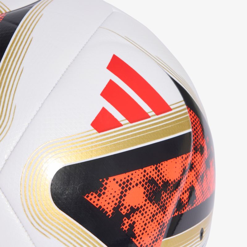 Weißer Fußball mit rotem Adidas-Logo und gold-schwarzen Designelementen, hochwertig und modern