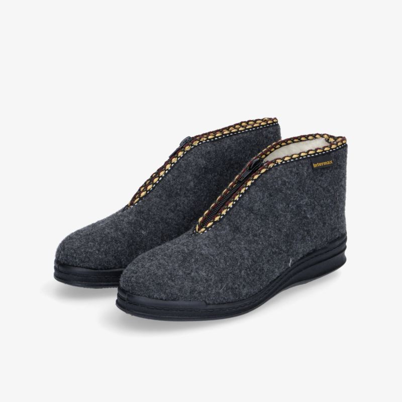 Graue Filzstiefel mit gepolsterter Innensohle und rutschfester Sohle für maximalen Komfort und Wärme.