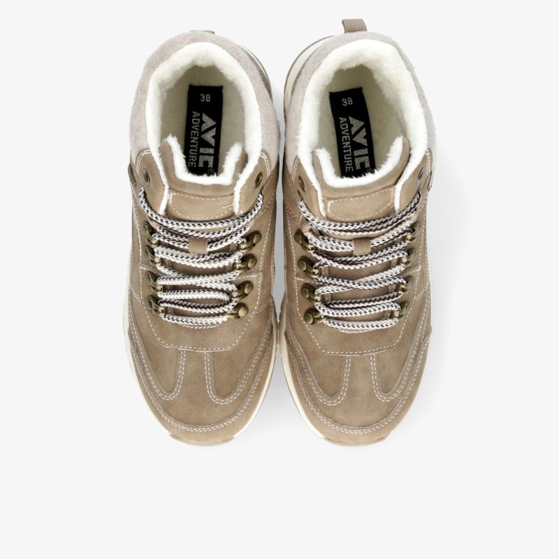 Beige Wanderschuhe mit gepolsterter Innensohle und stabilem Schnürsystem, robust und komfortabel für Outdoor-Aktivitäten