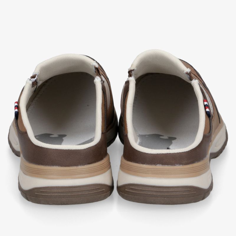Braune Freizeitschuhe mit gepolsterter Innensohle und flexibler, robuster Sohle in symmetrischer Rückansicht