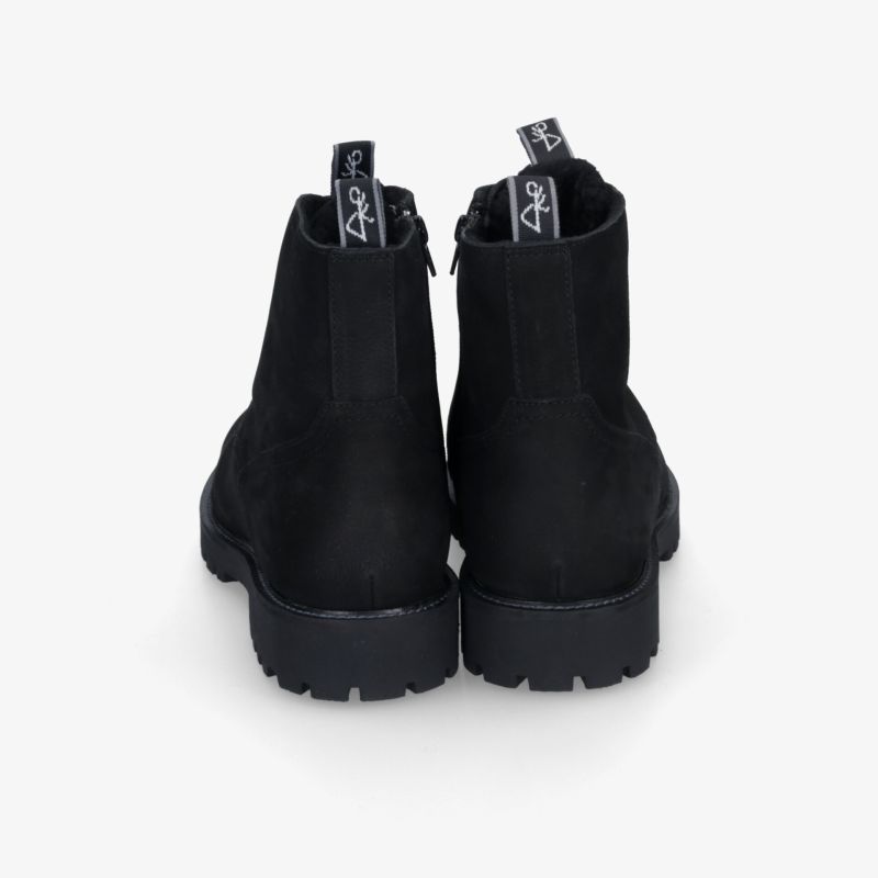 Schwarze robuste Stiefeletten mit dick profilierter Sohle und praktischem Reißverschluss, Rückenansicht