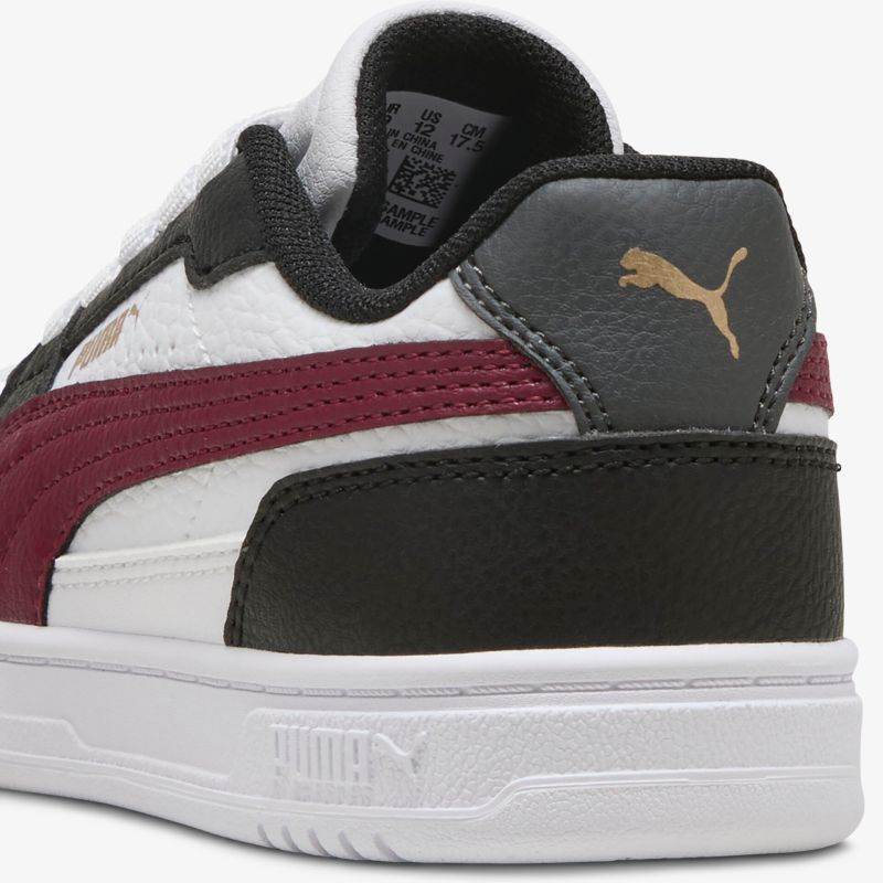 Nahaufnahme des hinteren Bereichs eines weißen und dunkelroten Puma Sneakers mit Logo