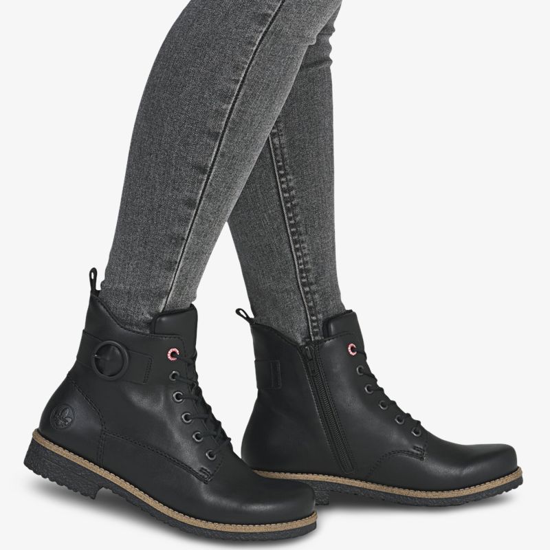 Schwarze Schnürstiefeletten mit robuster Sohle in seitlicher Ansicht, modisch und bequem für den Alltag