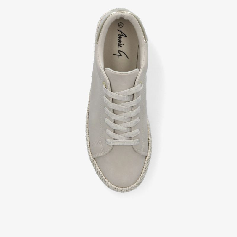 Eleganter Schnürschuh in Beige, perfekt für vielseitige Kombinationen im Alltag. Komfort trifft auf Stil.