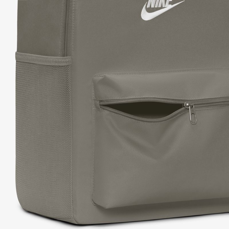 Moderne graue Tasche mit praktischem Reißverschluss und Nike Logo.