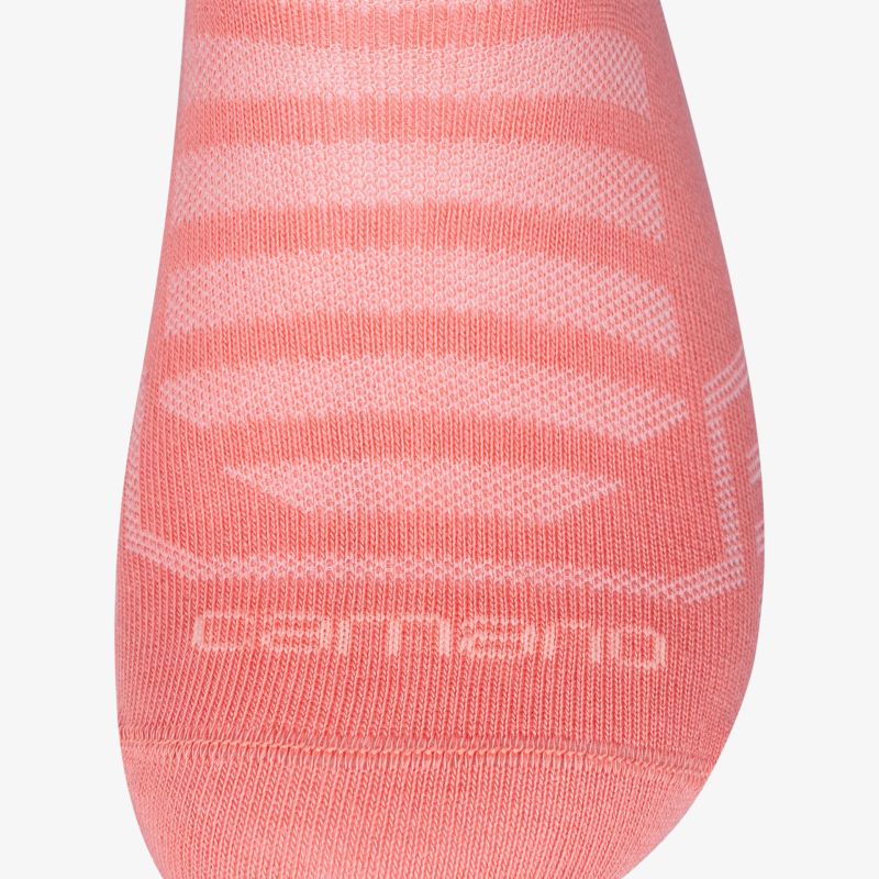 Detailaufnahme eines feinen, eng anliegenden Sockens mit angenehmem Tragekomfort