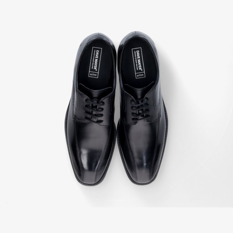 Elegantes Paar schwarzer Lederschuhe mit glatter Oberfläche und Schnürung, Detailreiche hochwertige Verarbeitung sichtbar