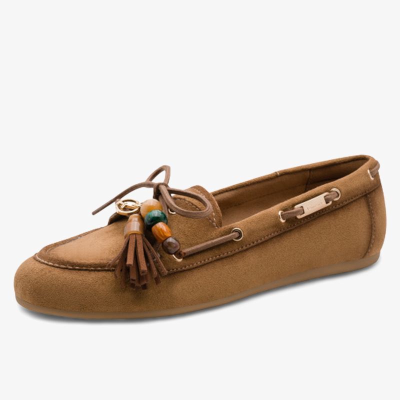 Eleganter Mokassin aus Leder mit stilvollen Quasten und modernen Details
