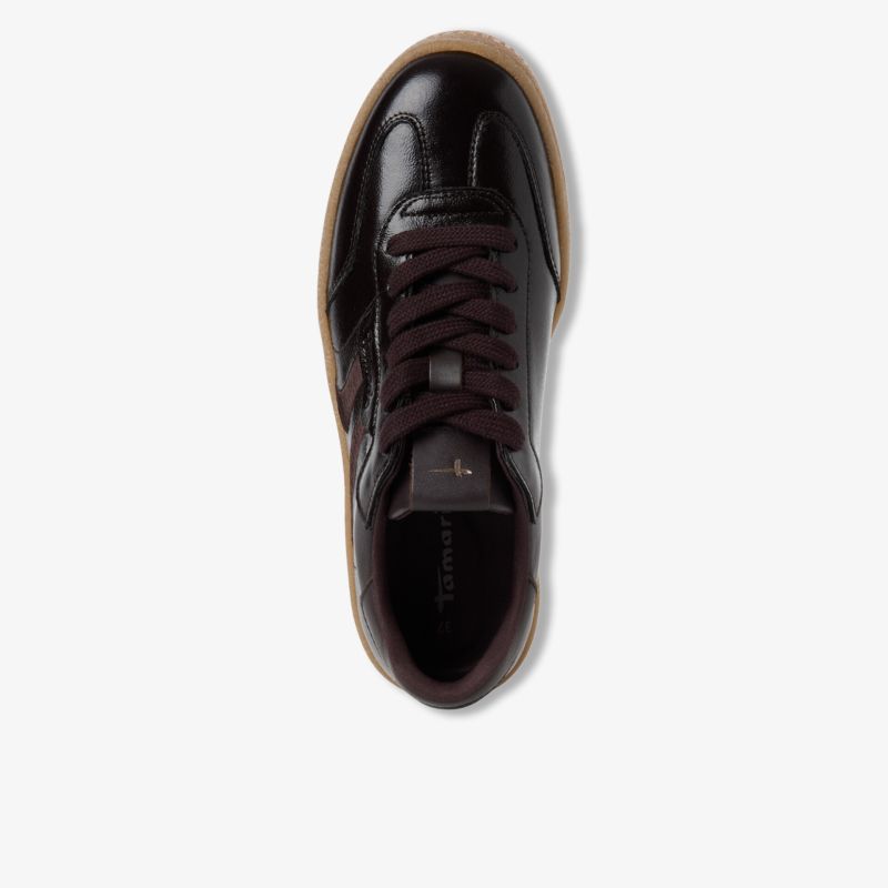 Schuh von oben in glänzendem Material mit Schnürsenkeln und moderner, eleganter Optik