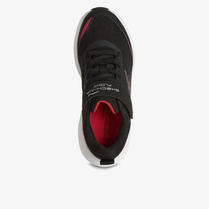 Schwarzer Sportschuh mit Schnürung und Klettverschluss aus der Vogelperspektive.