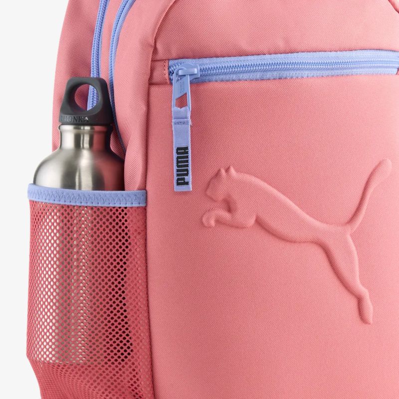 Detailaufnahme rosa Puma Rucksack mit blauem Reißverschluss und Flaschenhalter aus Mesh