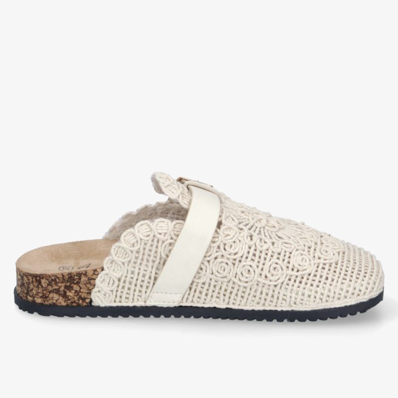 Eleganter Schuh mit Spitzenmuster und komfortabler Korksohle für stilvolles Auftreten.