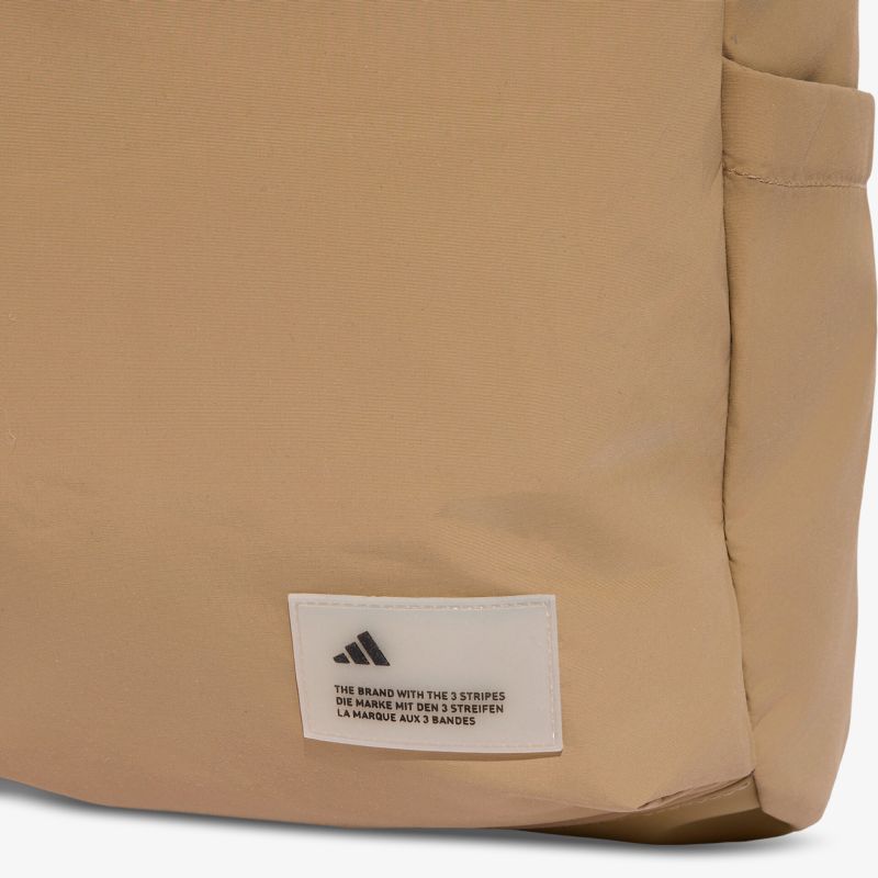 Beige Tasche mit robustem Material und dezentem Logo, kompakt und stilvoll für den Alltag.