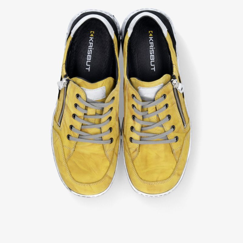 Gelbe Sneaker im Paar mit grauen Schnürsenkeln, bequem und stylisch, Draufsicht von oben
