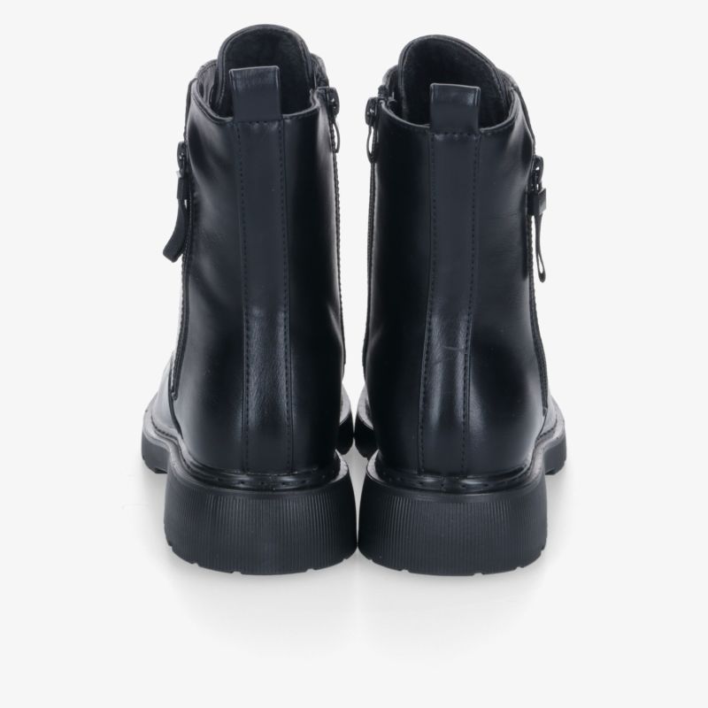 Schwarze Schnürstiefel aus Leder mit robuster rutschfester Sohle, klassisches Design für optimalen Komfort.