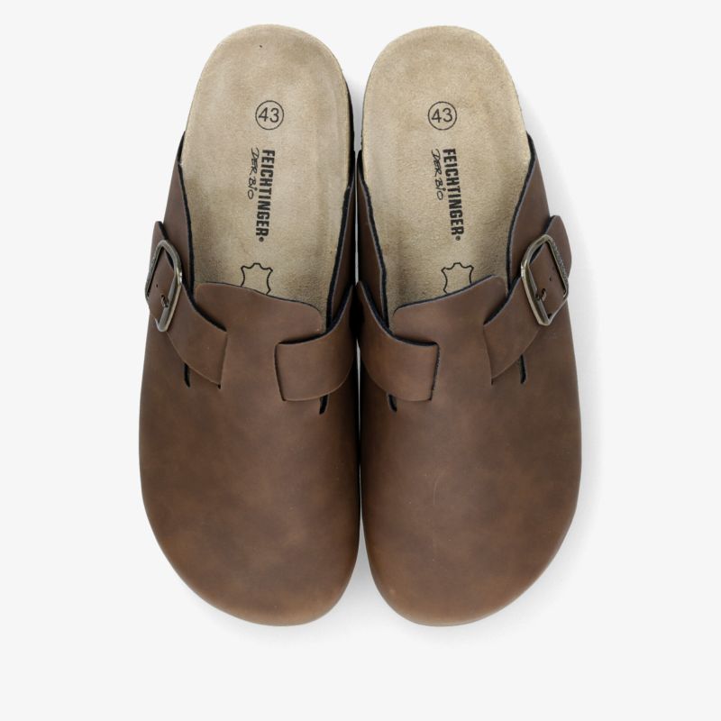 Braune geschlossene Slipper im Paar, bequem, robust und mit verstellbarer Schnalle für optimalen Halt