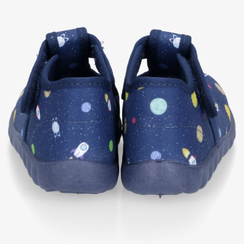 Bequeme Kinderschuhe mit weichem Material, rutschfester Sohle und buntem Planetenmuster, Rückansicht