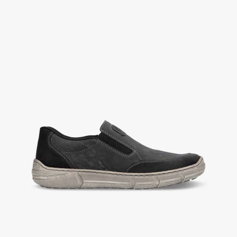 Bequemer schwarzer Slipper mit elastischen Einsätzen und flexibler, rutschfester Sohle in seitlicher Ansicht