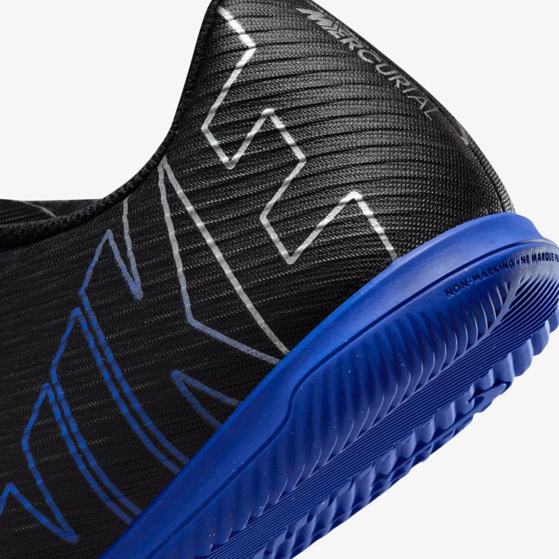 Schwarzer Schuh mit blau strukturierter Sohle, detailreiche Nahaufnahme zeigt hochwertiges Material und Profil