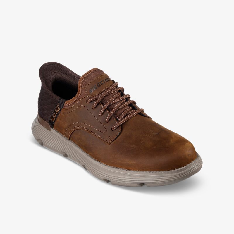 Brauner sportlicher Sneaker mit bequemer, leichter Sohle und robuster Schnürung, ideal für den Alltag