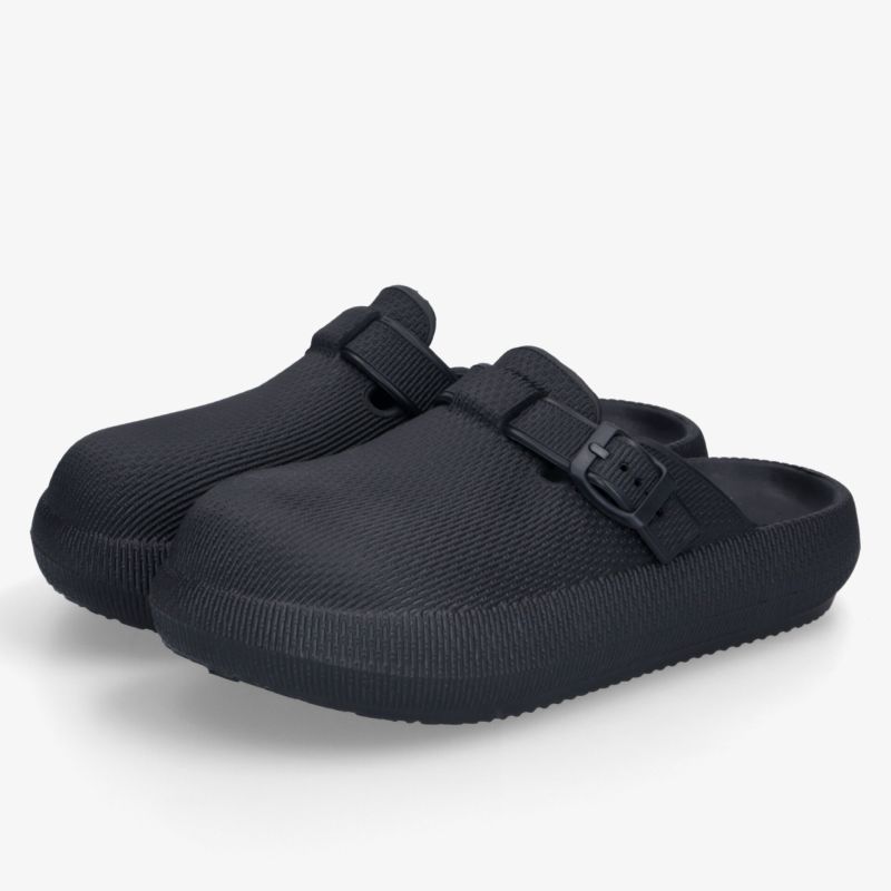 Bequeme schwarze Clogs mit verstellbarem Riemen und rutschfester Sohle. Ideal für Alltag und Freizeit.