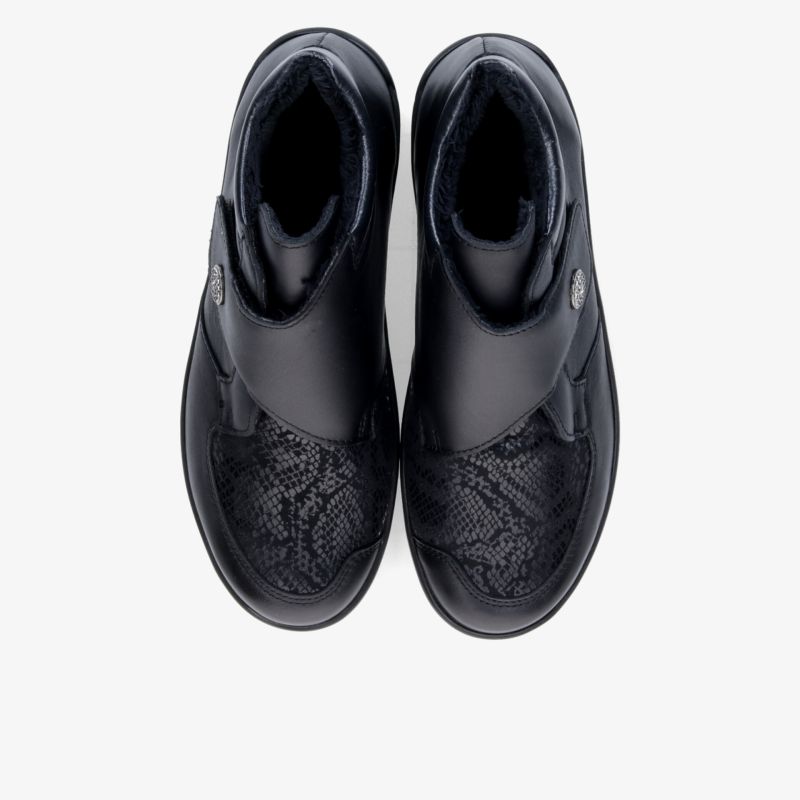 Schwarze komfortable Schuhe mit elegantem Design und rutschfester Sohle in Draufsicht