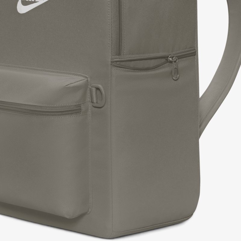 Grauer Rucksack mit Reißverschlusstaschen, kompaktes und vielseitiges Design.