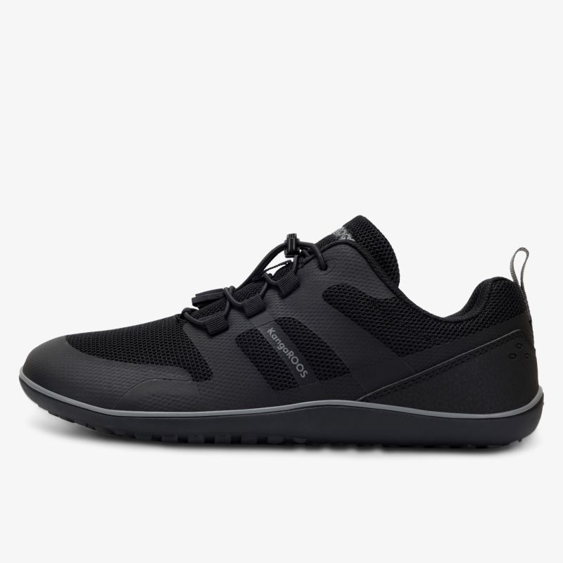leichter sportlicher Schuh aus atmungsaktivem Material mit flexibler Sohle und praktischer Schnürung seitliche Ansicht