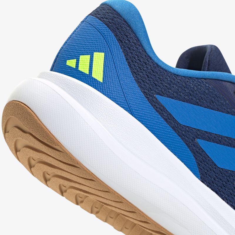 Detailaufnahme von blauen Sportschuhen mit atmungsaktivem Mesh und rutschfester Gummisohle
