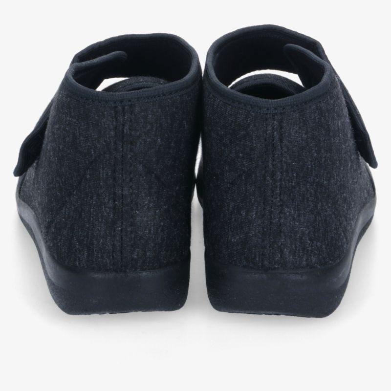 Robuste Schuhe mit weichem Material, rutschfester Sohle und komfortabler Passform in klarer Rückansicht
