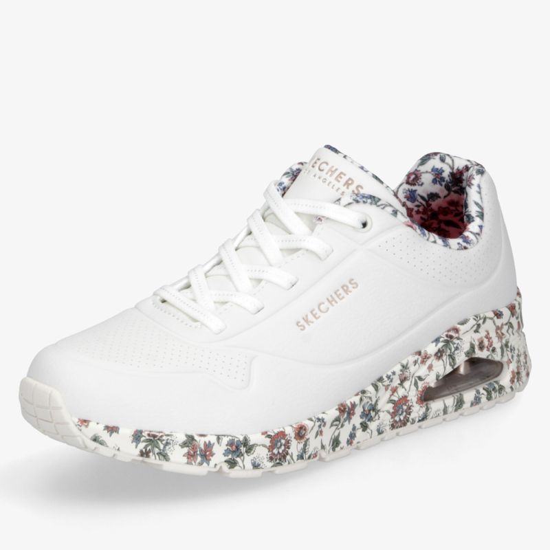 Weißer sportlicher Sneaker mit bequemer Polsterung und auffälligem Blumenmuster auf Sohle und Innenfutter