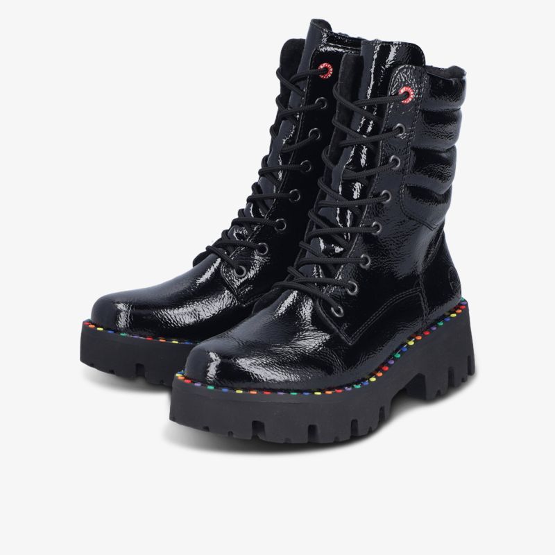 Schwarze Schnürstiefel aus Lackleder mit markanter Plateau-Profilsohle und farbigen Ziernähten