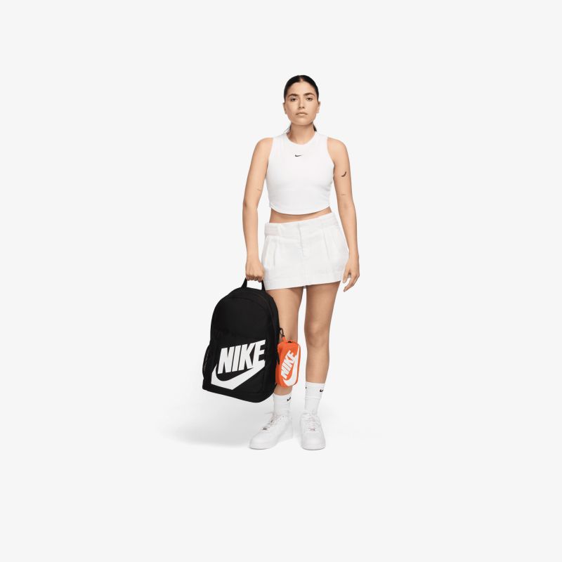 Sportliches Outfit mit bequemen Sneakern und praktischem Nike Rucksack für vielseitige Aktivitäten