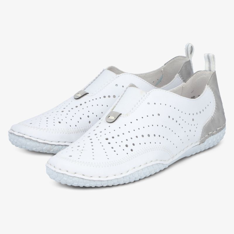 Leichte weiße Schuhe mit perforiertem Design und flexiblem, rutschfestem Profil für hohen Tragekomfort
