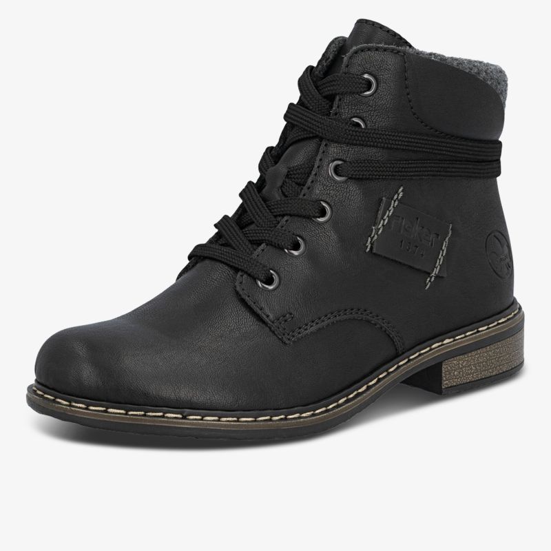 Robuster schwarzer Schnürstiefel mit gepolstertem Schaftrand und stabiler Sohle, seitliche Ansicht