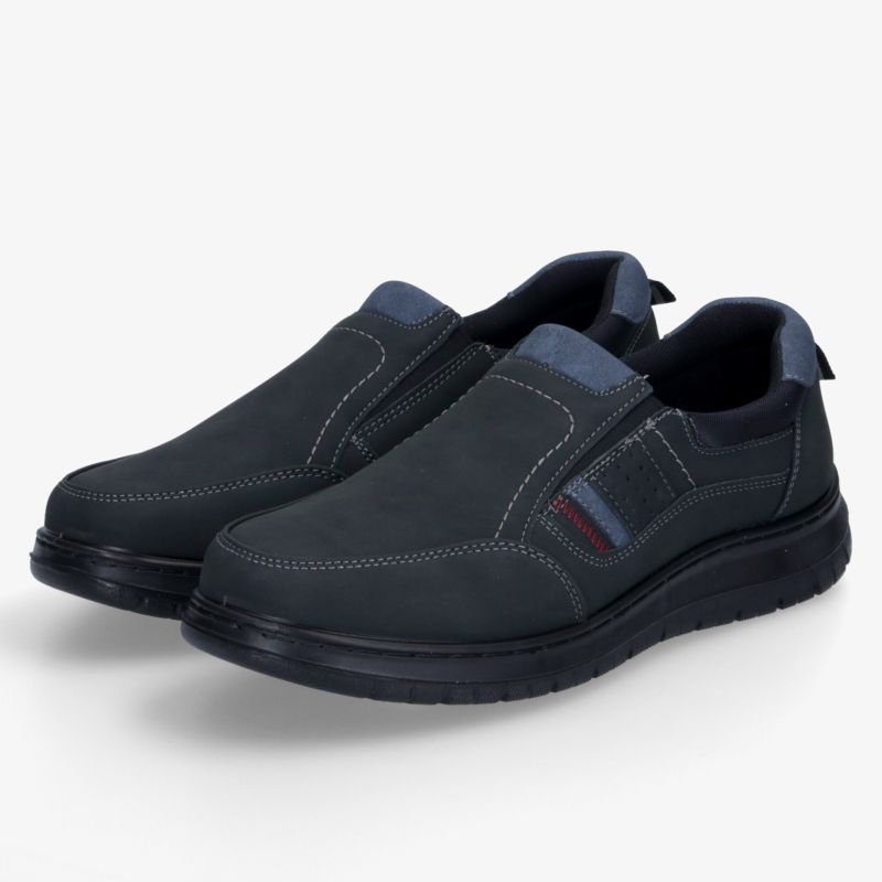 Bequeme schwarze Slipper mit robustem Profil und elastischen Seiteneinsätzen für einfaches Anziehen