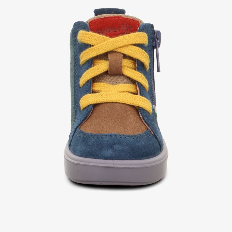 Kinderschuh in robuster Verarbeitung mit bunten Schnürsenkeln und gepolstertem Schuhkragen, frontal aufgenommen