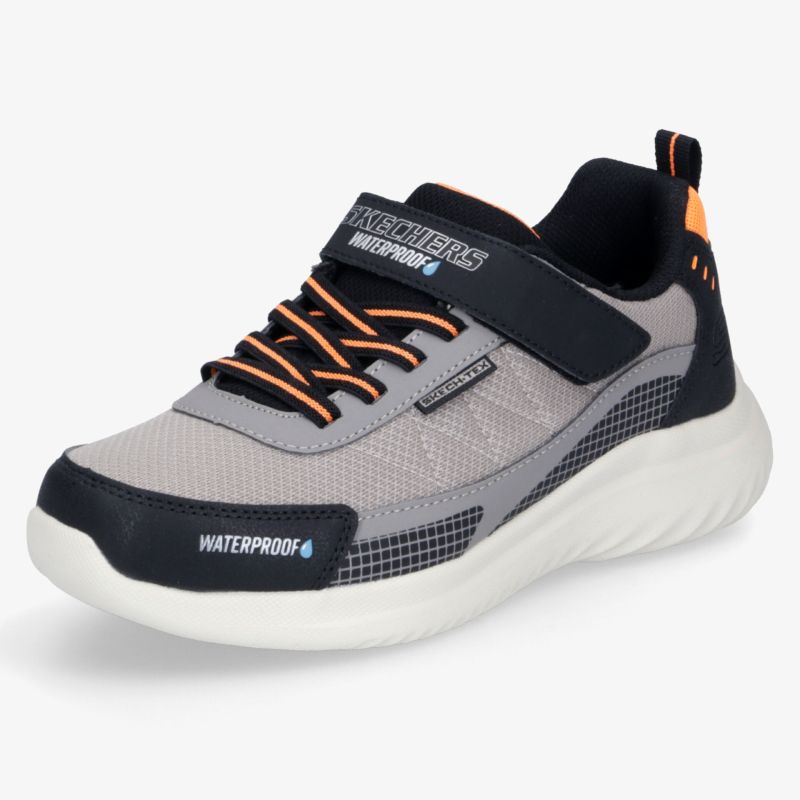 Wasserdichter Sportschuh in grau mit schwarzer Sohle, elastischen Schnürsenkeln und Klettverschluss für optimalen Halt