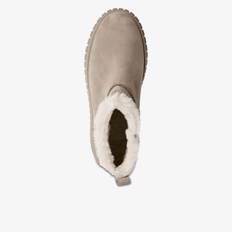 Obere Draufsicht auf einen warmen, bequemen Schuh mit flauschigem Innenfell und guter Sohle