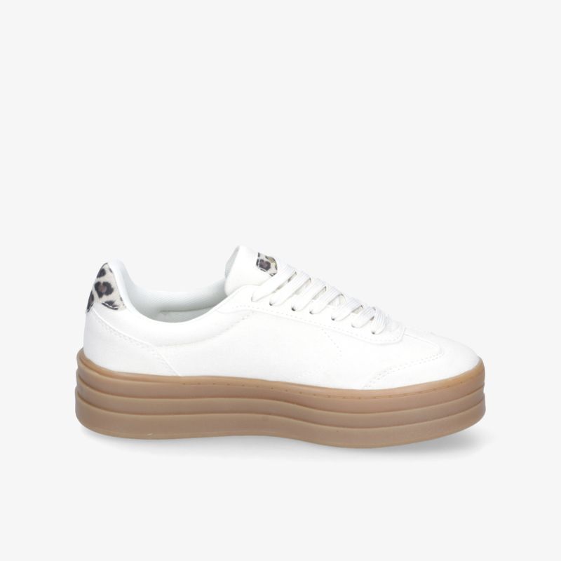 Weißer Sneaker mit dicker brauner Sohle, seitliche Ansicht, modernes und bequemes Design, ideal für Alltag und Sport