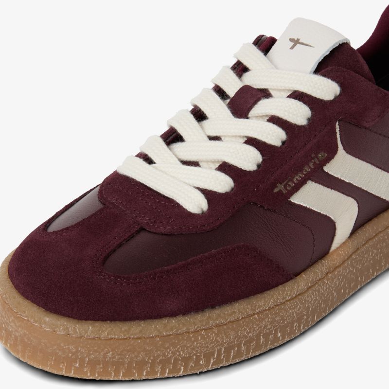 Klares Nahaufnahme-Bild eines stylischen Sneakers mit robustem Sohlenprofil und bequemer Schnürung