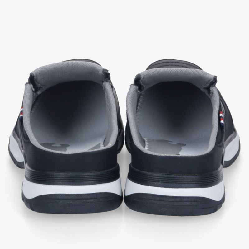Schwarze Sportschuhe mit gepolstertem Schaft und robuster, rutschfester Sohle in klarer Rückansicht
