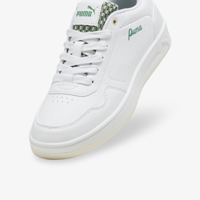 Weißer Sneaker mit Schnürsenkeln, gepolstertem Schaft und rutschfester Sohle, sportlich und bequem