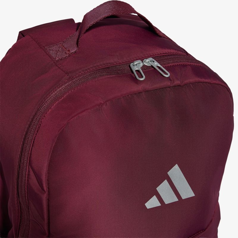 Bordeauxfarbener Rucksack mit robustem Reißverschluss und sportlichem Design, modernes Logo sichtbar
