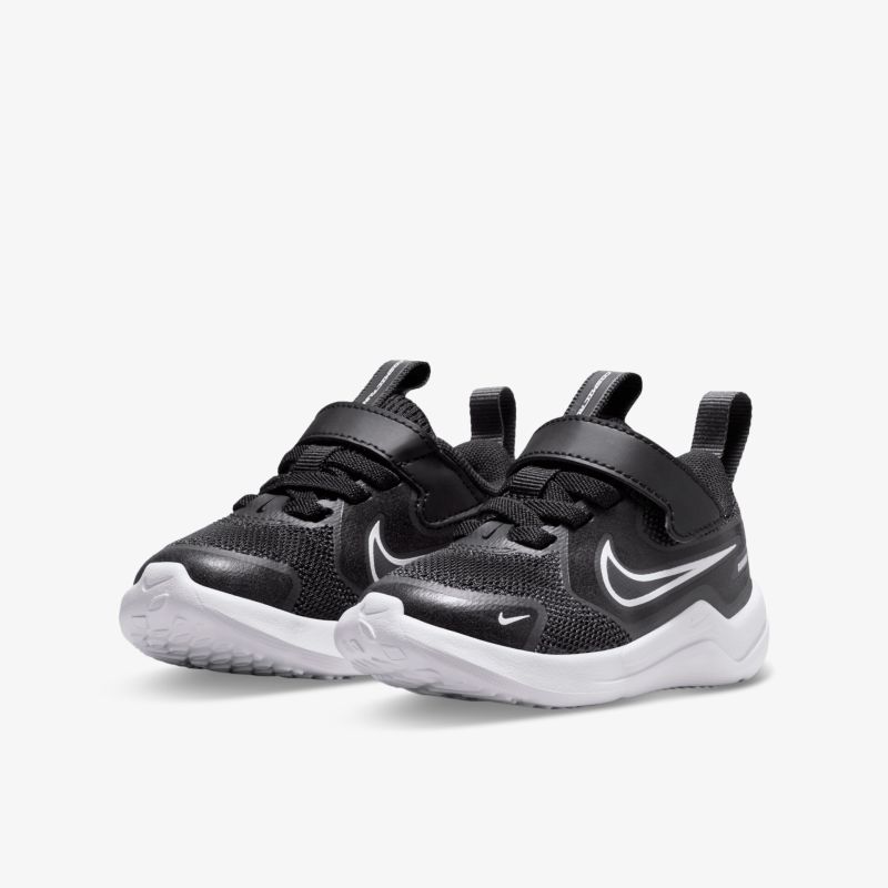 Leichte Sportschuhe aus atmungsaktivem Material mit rutschfester Sohle und modernem, stabilem Design
